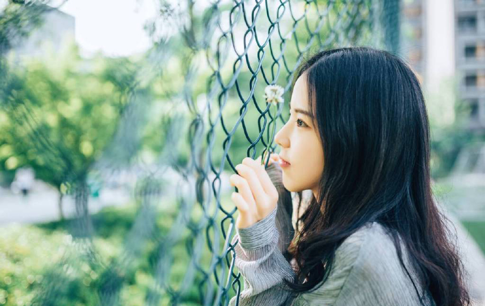 从容不迫的举止，比起咄咄逼人的态度，更能令人心折。——三毛《亲爱的三毛》